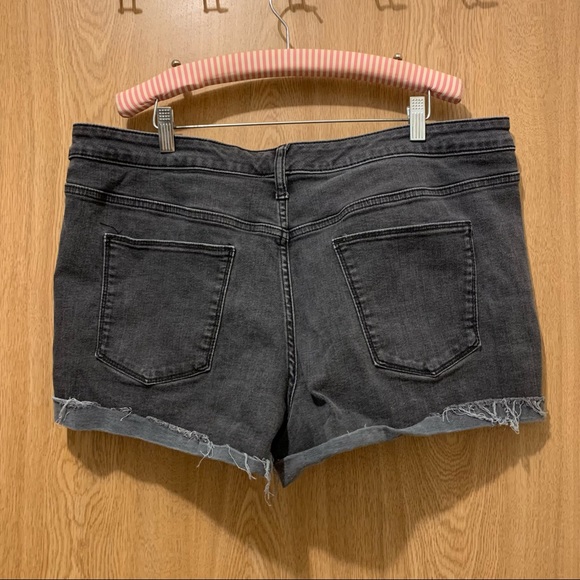 Universal Thread High Rise Midi Short size 18 - Picture 2 of 4